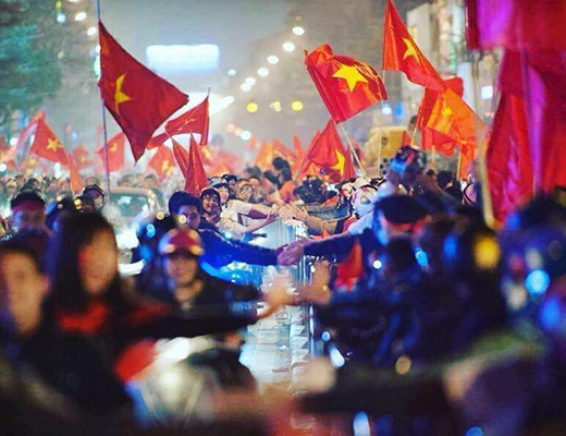 FOREIGNER TOURIST IS SURPRISED WHEN SEEING CELEBRATION ATMOSPHERE OF VIETNAMESE PEOPLE WHEN VIETNAM U23 FOOTBALL TEAM WON SEMIFINAL VICTORY